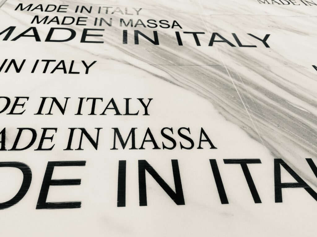 Lastra di marmo con scritte Made in Italy